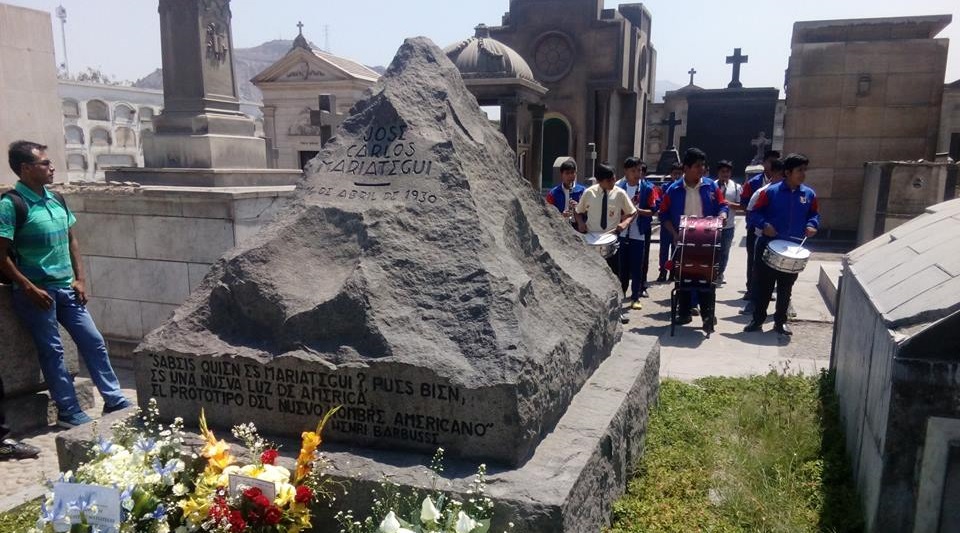 Ofrenda floral en la tumba de Mariátegui por los 88 años de su partida recordando su obra y labor intelectual