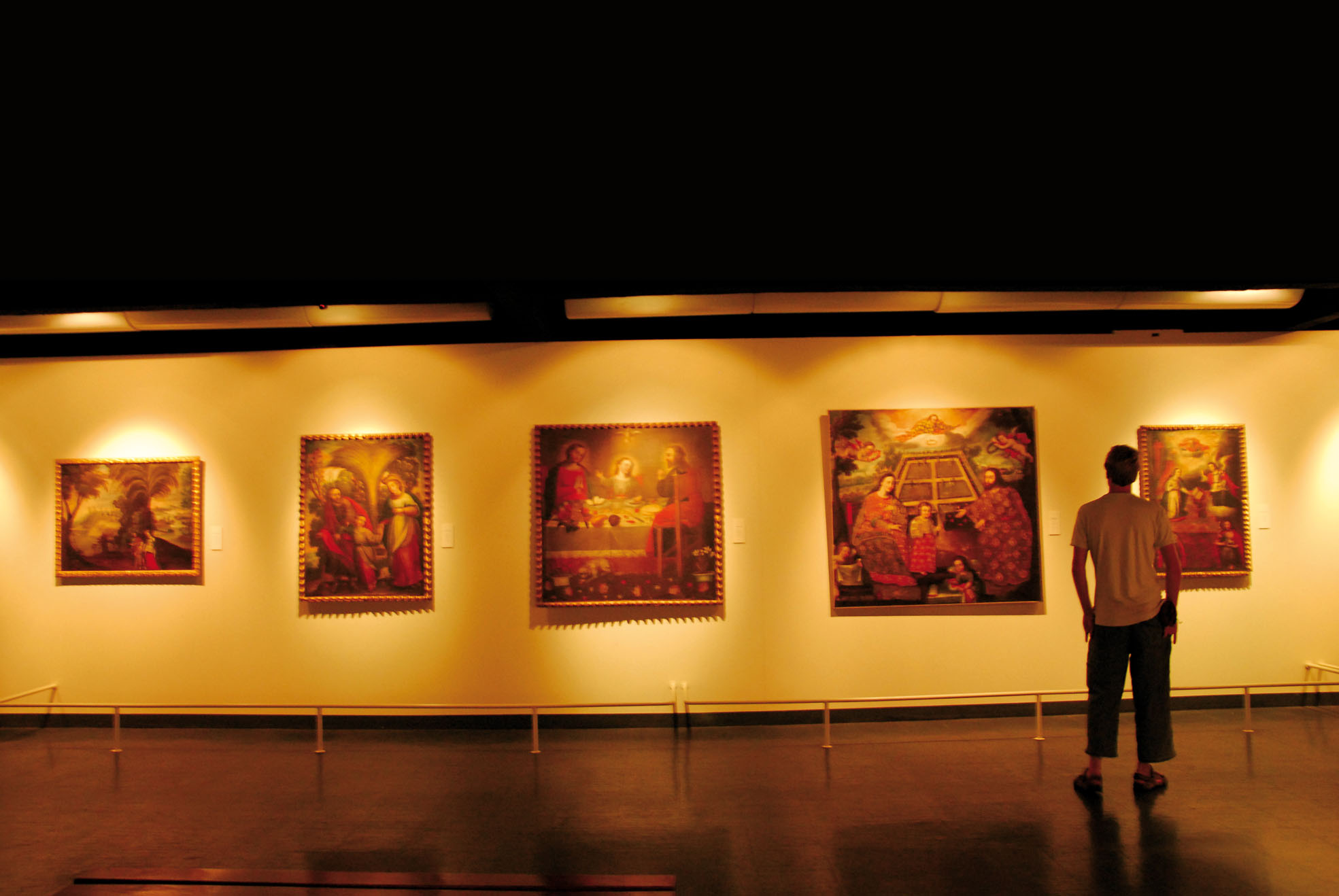 Observando cuadros en Museos