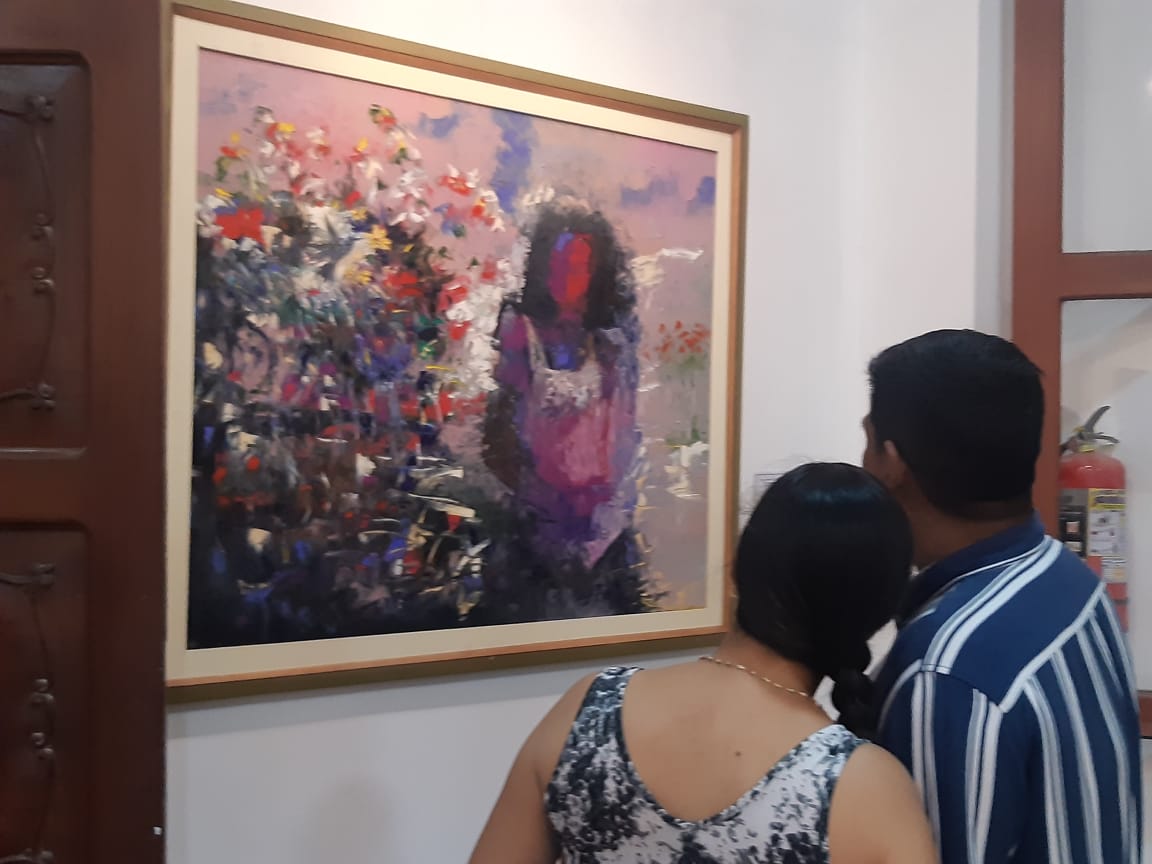 pareja viendo cuadro