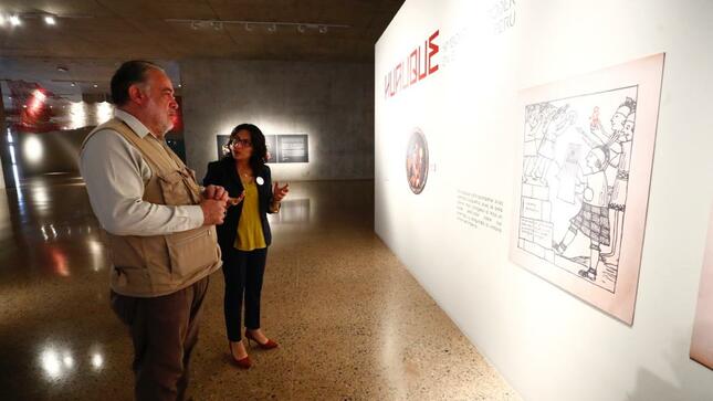 ministra y director viendo exposiciones