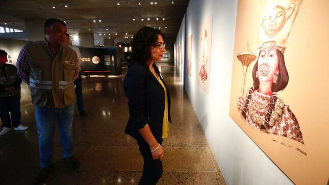 Ministra viendo expo Huauque