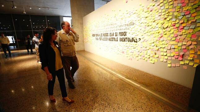 Ministra y director general de museos